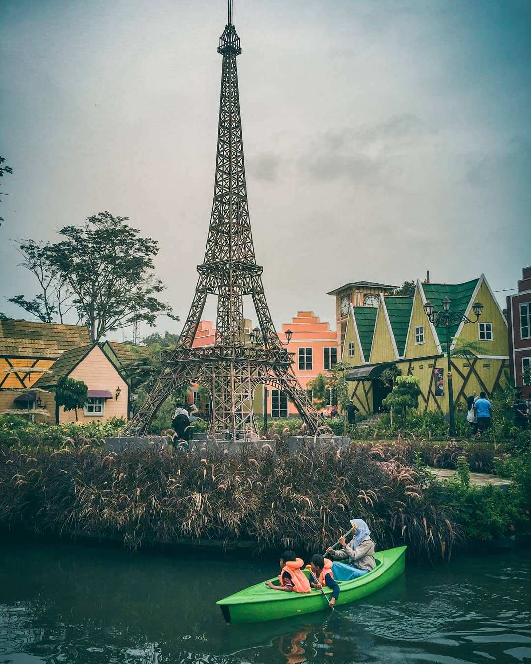 Menara Eifel di Devoyage Bogor, Images From @manjourneys