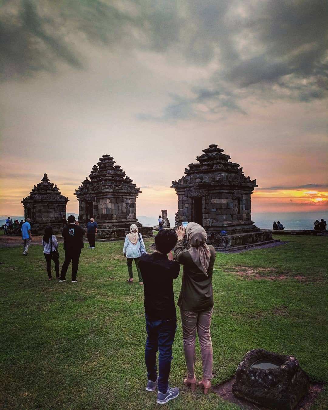 Pengunjung mengambil foto Candi Ijo Dengan Latar Belakang Sunset Images From @epitantasitepu