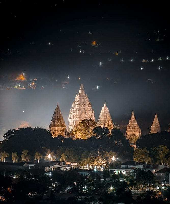 Candi Prambanan Dari Ketinggian Pada Malam Hari, Image From @roh_kyt