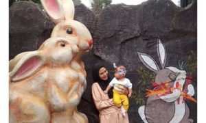 Berfoto Dengan Patung Kelinci di Rabbit Town, Image From @ega_ve