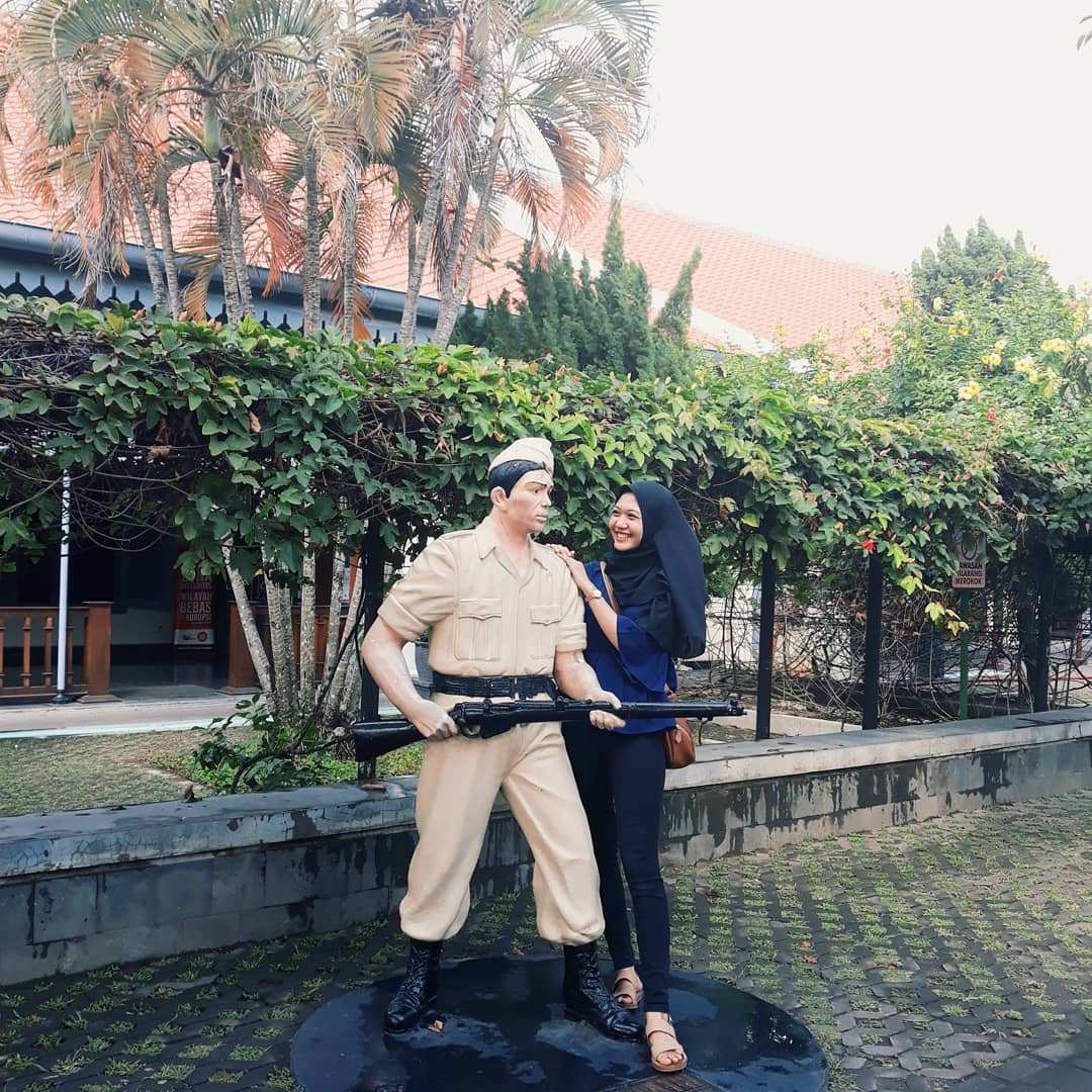 Berfoto Dengan Patung di benteng vredeburg, Image From @virasetianin