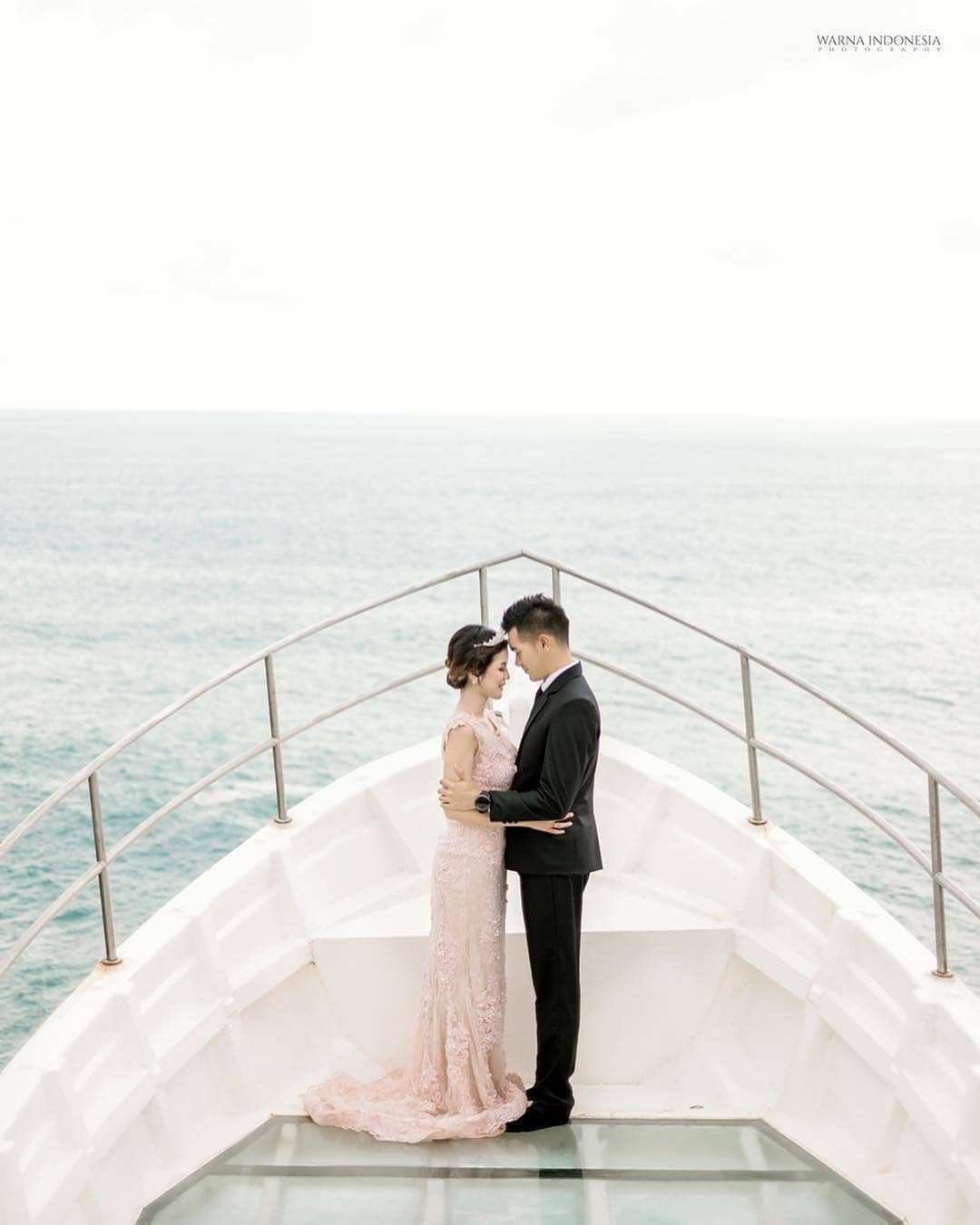 Prewedding di Glass Boat Teras Kaca Pantai Nguluran, Image From @warnaindonesia