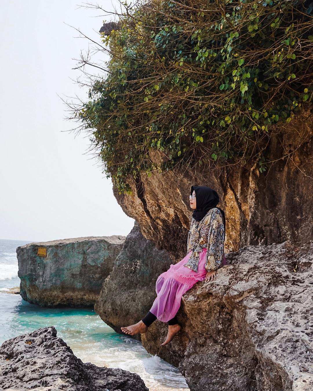 Berfoto di Sisi Tebing Pantai Indrayanti Gunungkidul, Image From @fanyuliyani