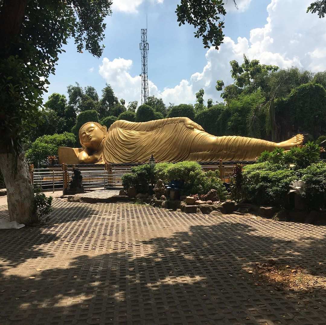 Pesona Patung Budha Tidur di Maha Vihara Mojopahit, Mojokerto, Image From @lookslina