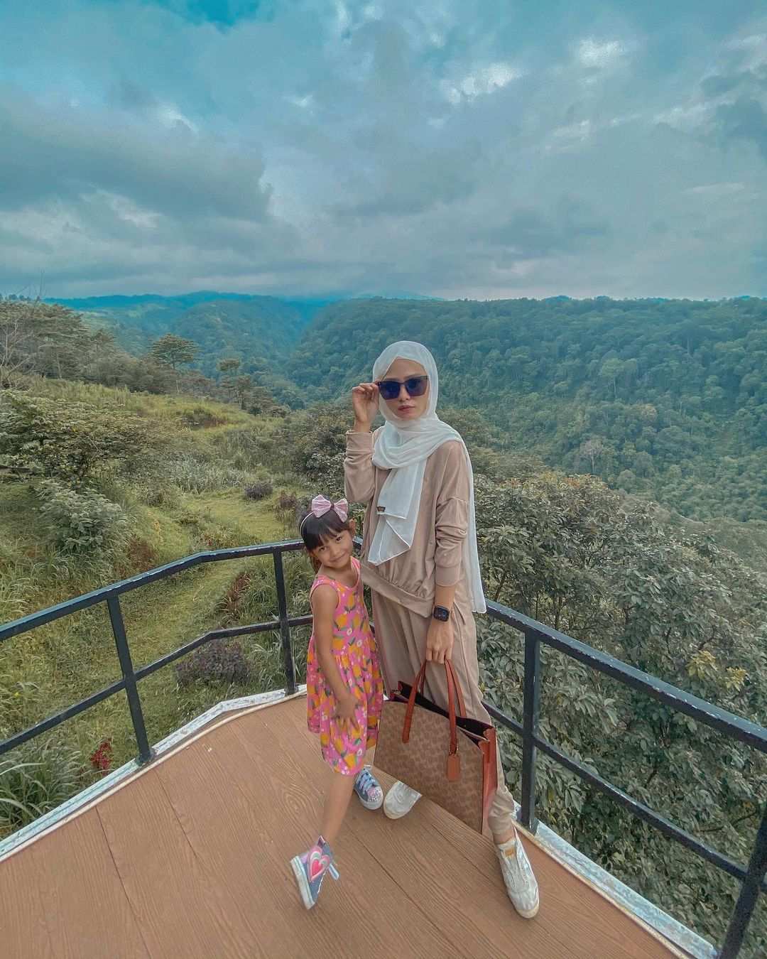 Berfoto Dengan Background Pemandangan di Lingkung Gunung, Image From @devika.tekaka