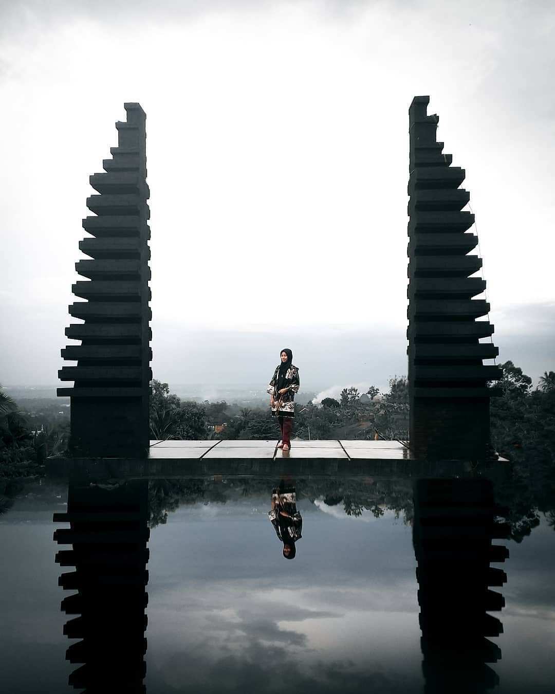 Spot Foto Gapura di Lengkung Langit Lampung, Image From @vniamln