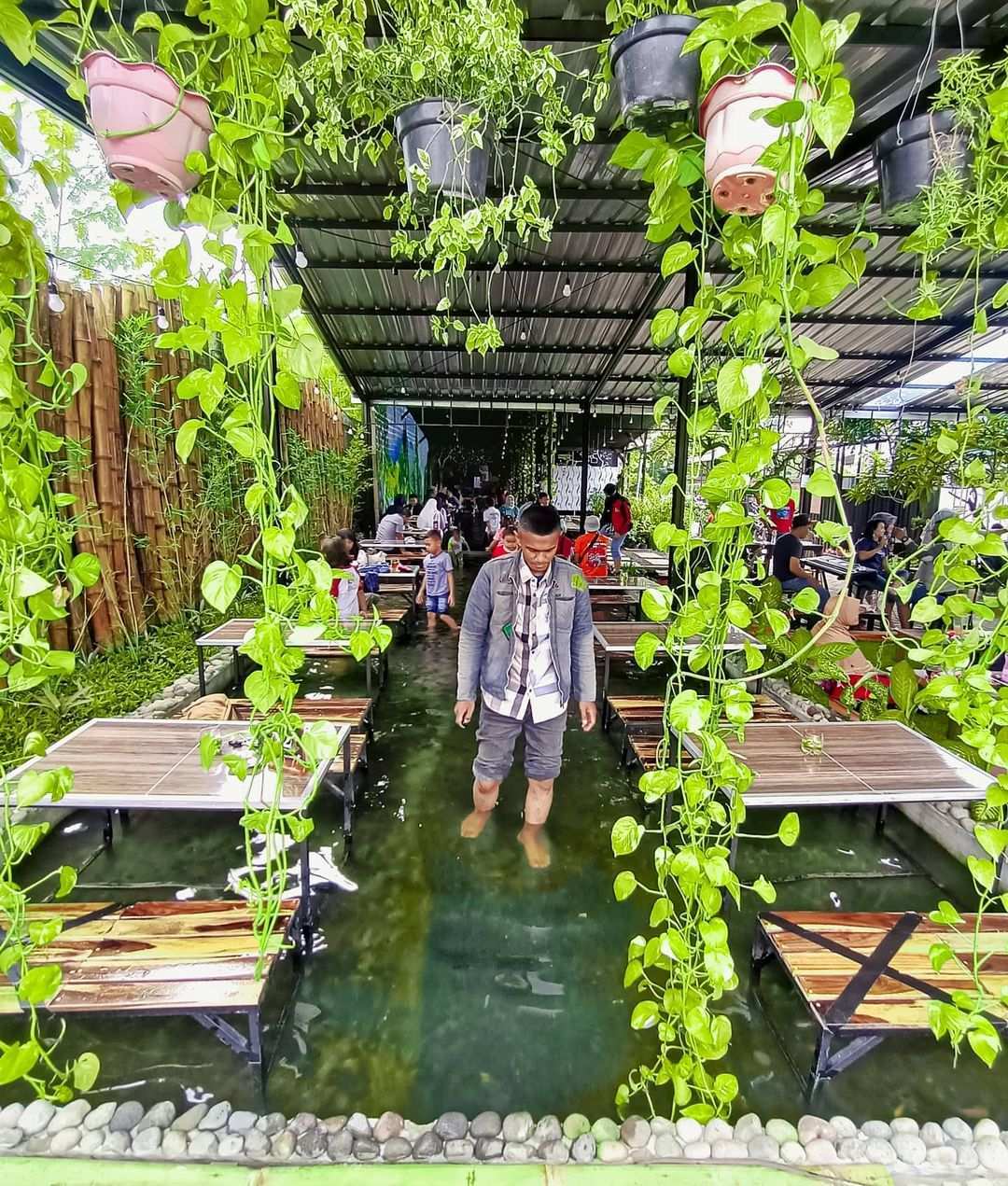 Area Kolam Ikan di Djaja Cafe Pasuruan, Image From @bendottetapsemangat