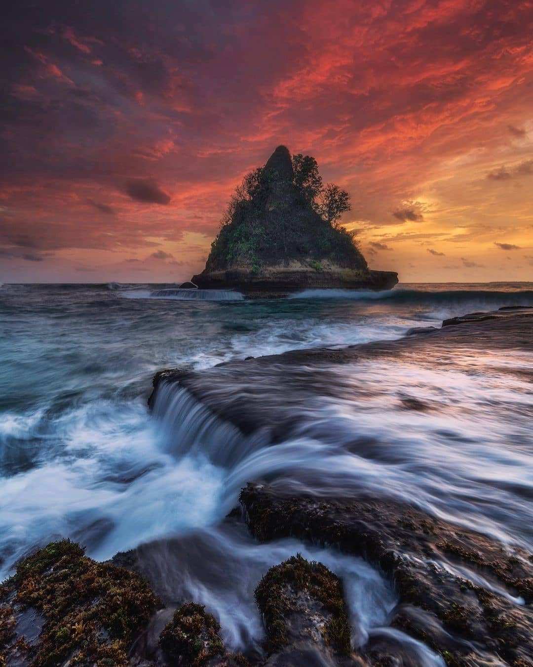 Batu Karang di Tengah Pantai, Image From @novian_altelucav
