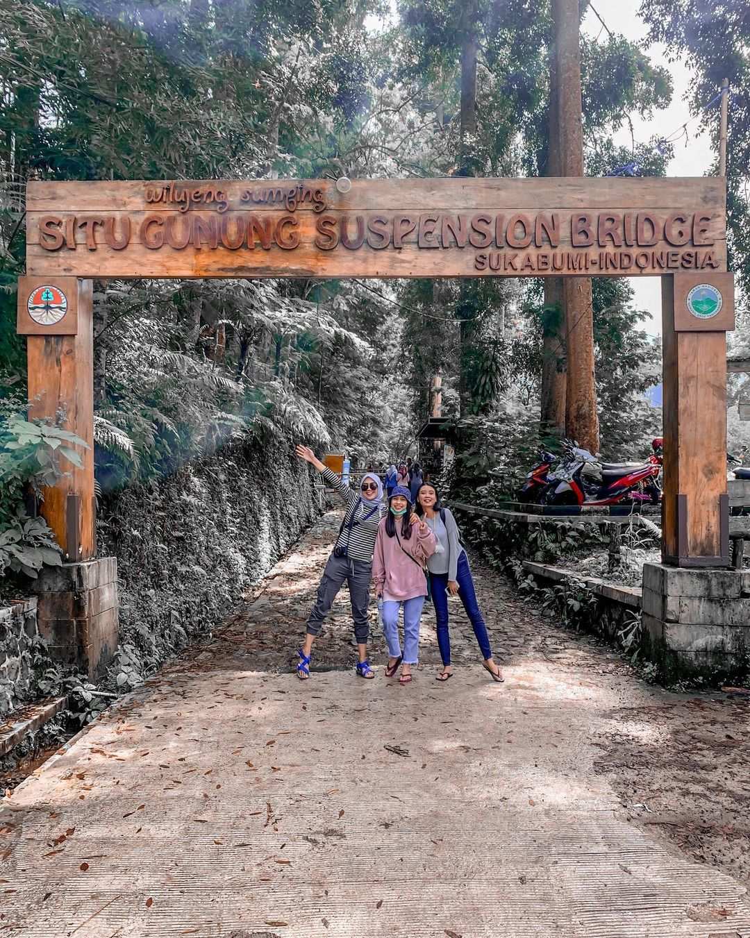 Berfoto Di Gapura Situ Gunung Suspension Bridge Sukabumi Image From @theprameswari
