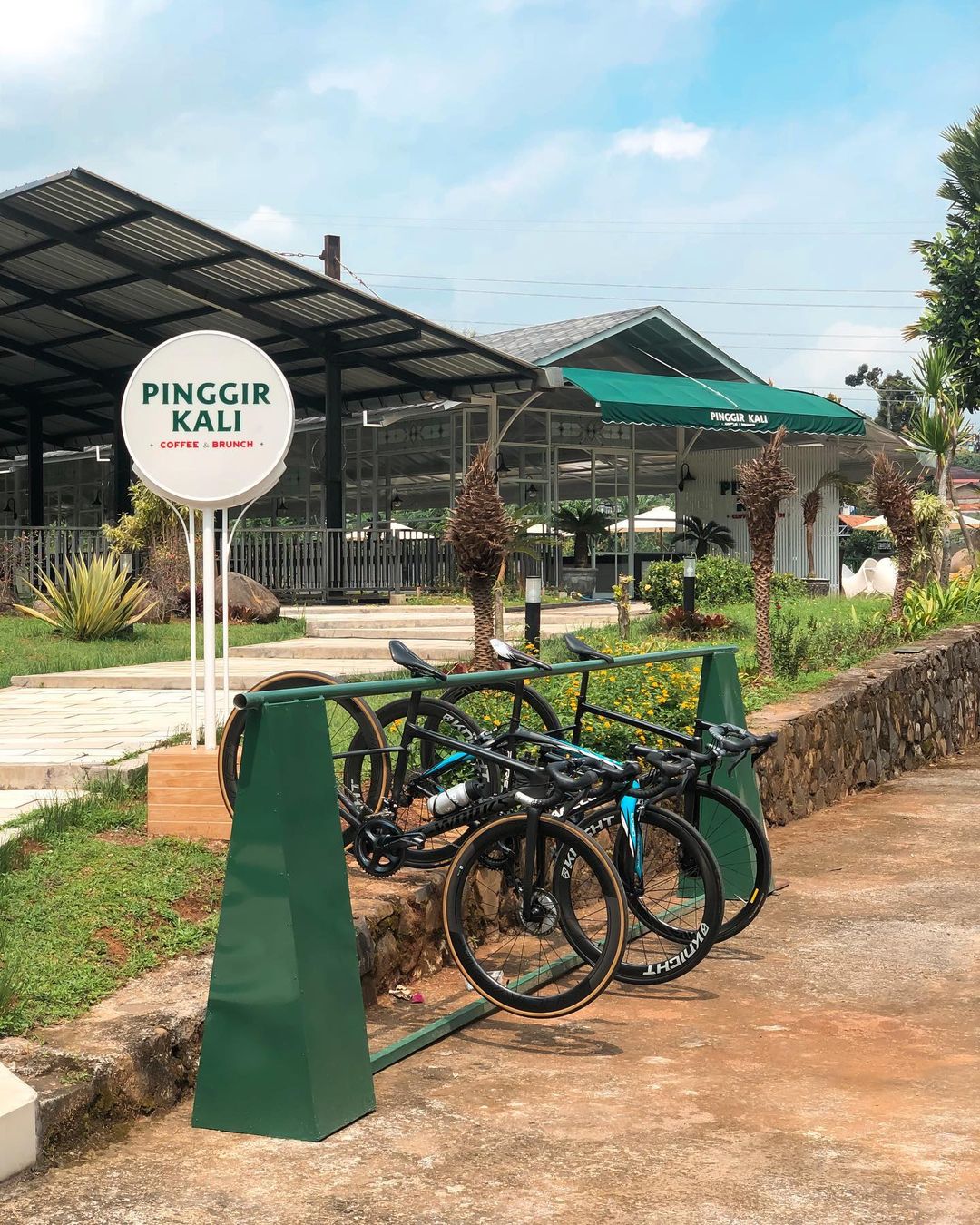 Parkir Sepeda Di Pinggir Kali Coffee Bogor Image From @pinggirkali Coffee