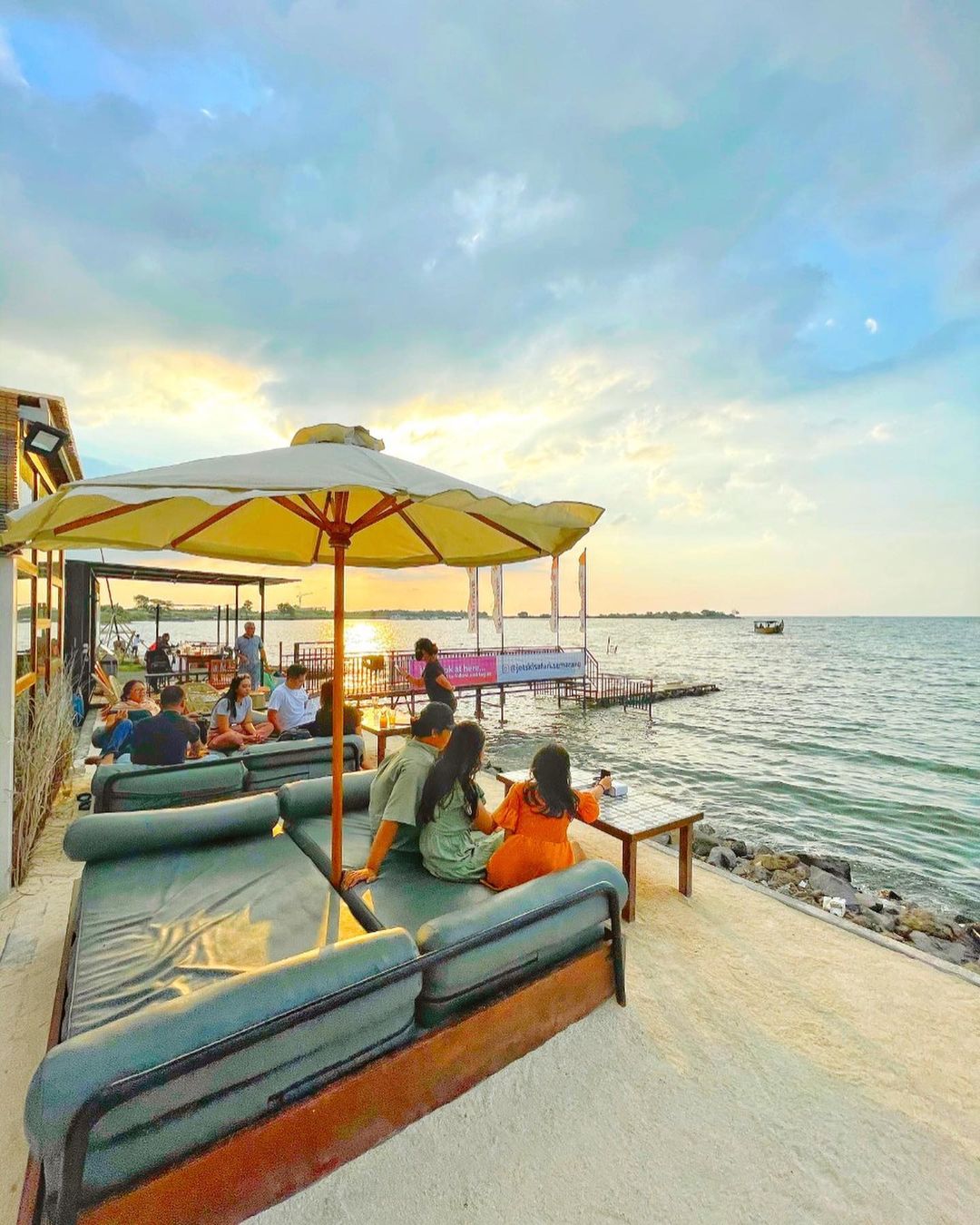 Pemandangan Pantai Di La Playa Cafe Semarang Image From @travelokaeats