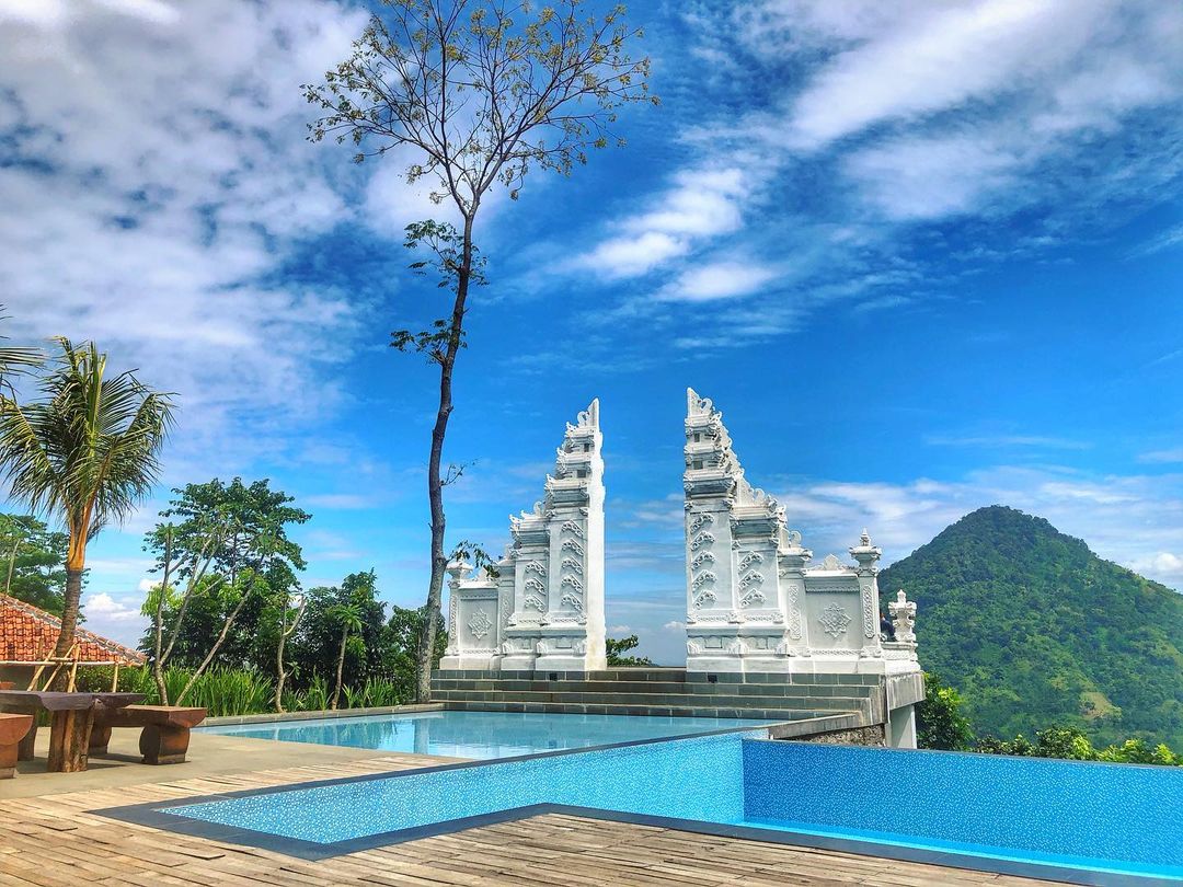 Gapura Yang Ada Di Mandapa Kirana Resort Image From @liusjohanmdo