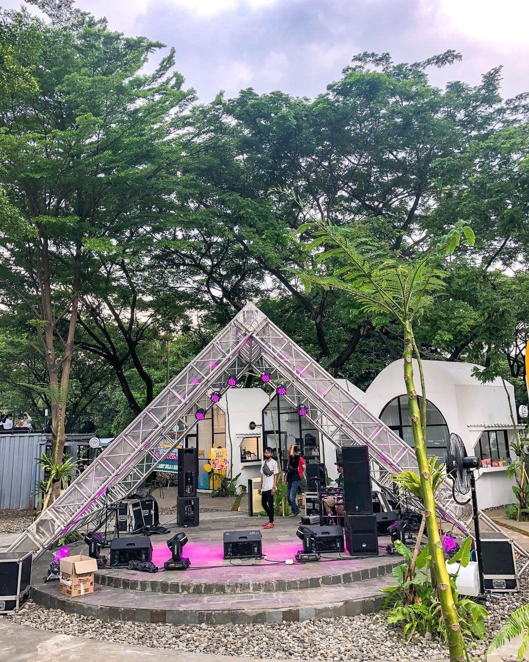 Panggung Musik Di De Park Green Terrace Jakarta Timur Image From @whatsnewjakarta