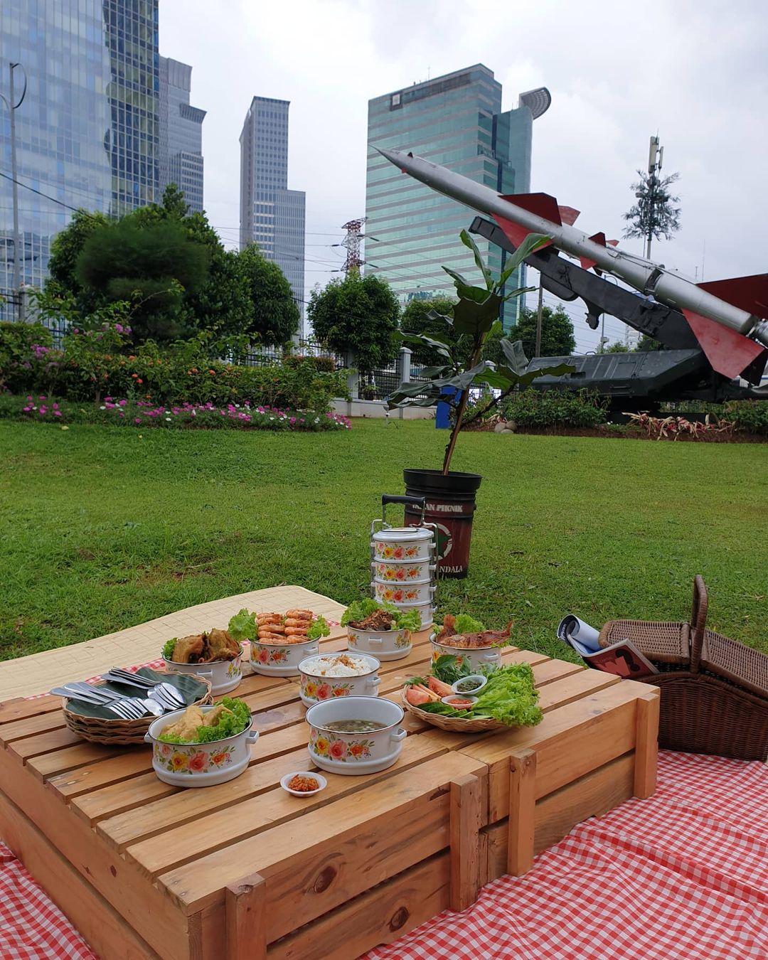 Persiapan Makanan Di Taman Piknik Jakarta Image From @indahkoeswardani
