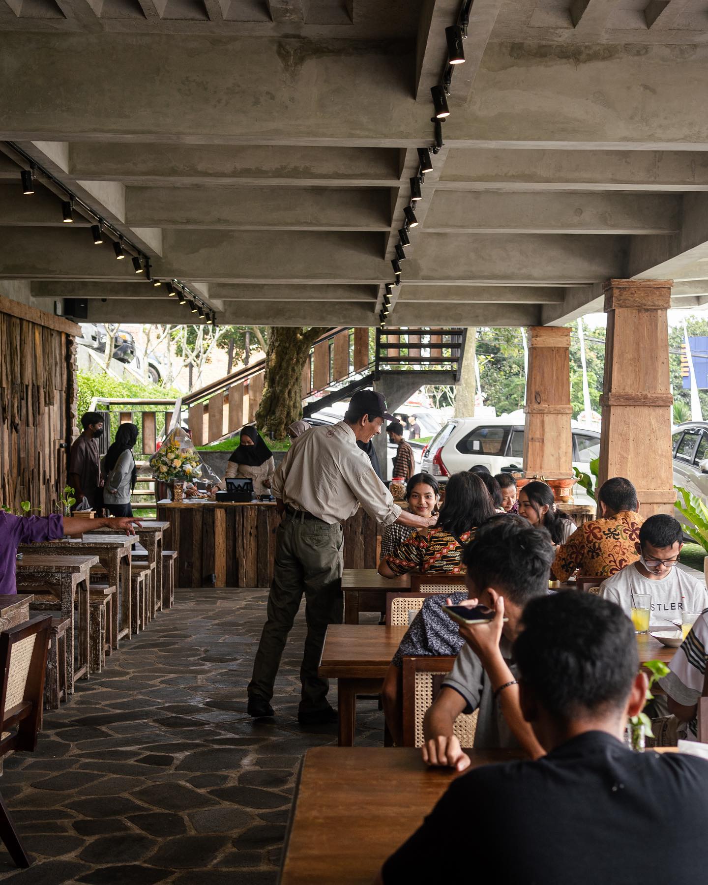 Suasana Pengunjung Di Tungkubumi Resto Image From @tungkubumi