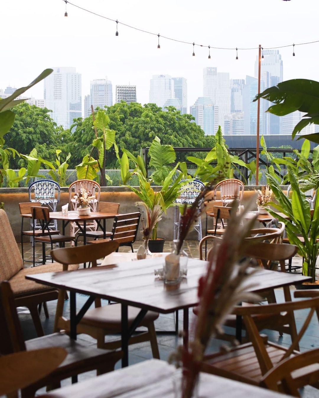 Cafe Rooftop Jakarta Lucy In The Sky Senayan Park Image From @lucyintheskyjakarta