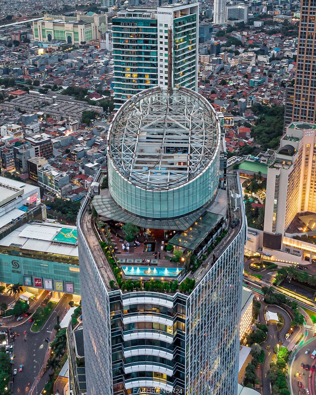 Cafe Rooftop Jakarta SKYE Bar Restaurant Image From @fakhri_nur24