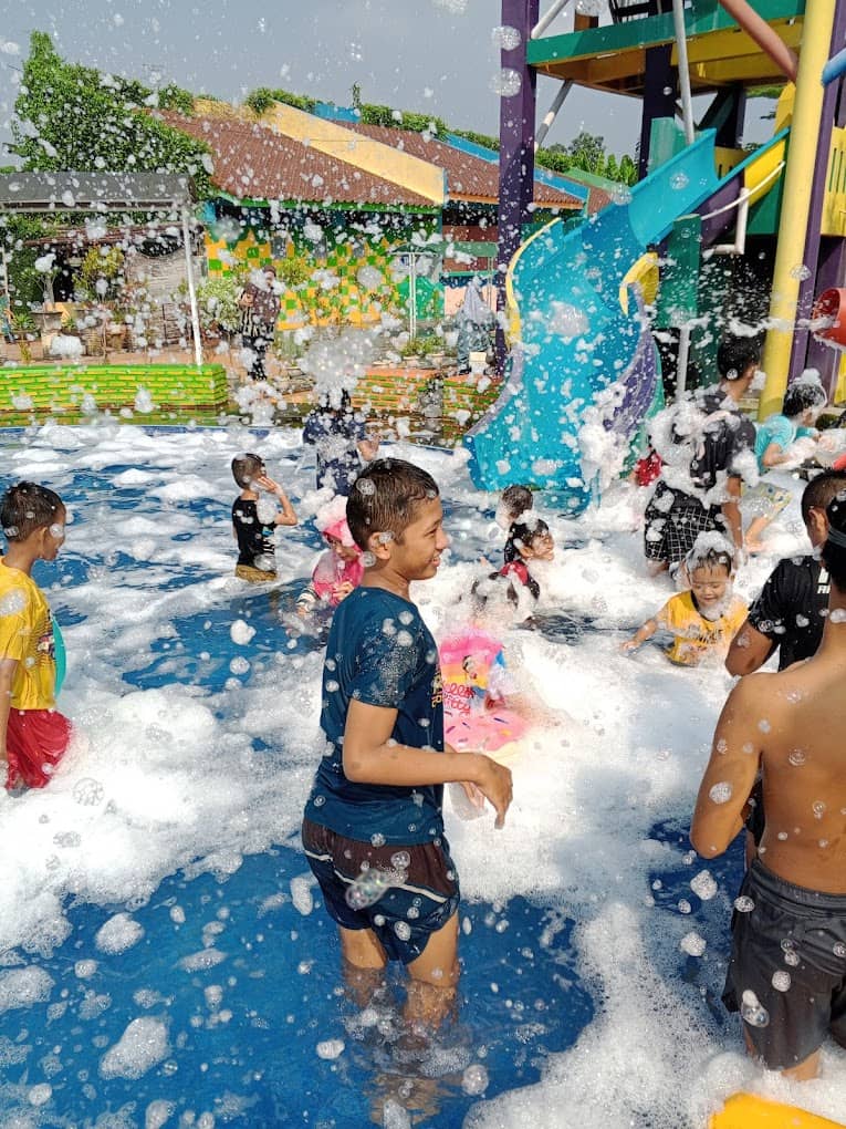 Review Kolam Renang Tembong Banten, Image From @Helmi Yakhdan2